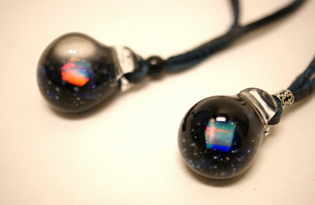 Synchronicity glass(シンクロニシティグラス) ペンダント small オパール