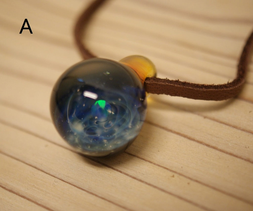 Dragon pipeとのコラボです。人工オパールが中に入っていて宇宙をイメージしました 【送料無料】GO HEMP×Dragon pipeLittle cosmos pendantプレゼントに最適! ラッピング承ります。